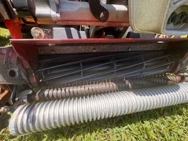 2016 Toro Greensmaster TriFlex 3300 Hydraulic Mower - Image 6